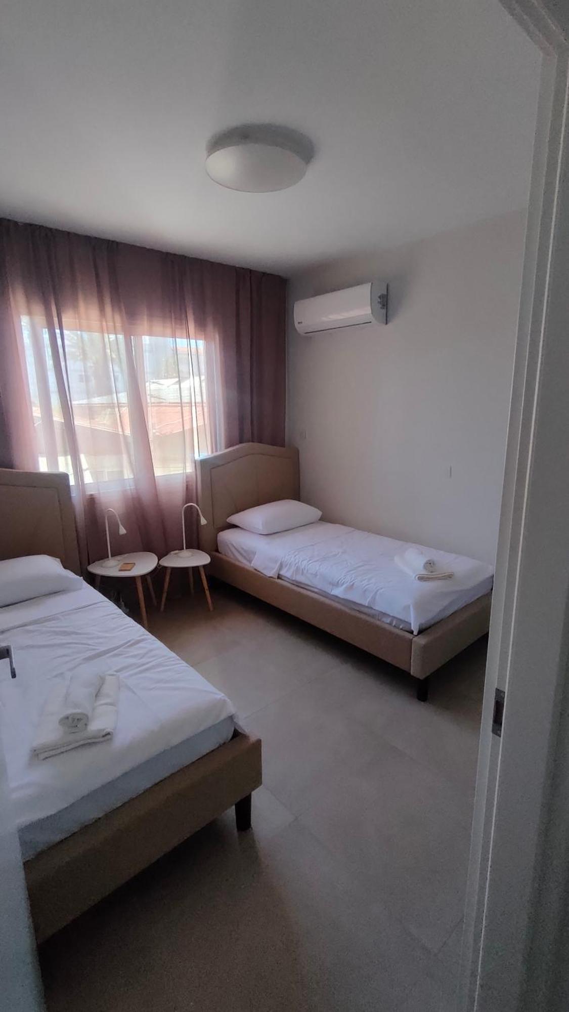 Two Bedroom Apartment With Pool Paphos Exteriör bild