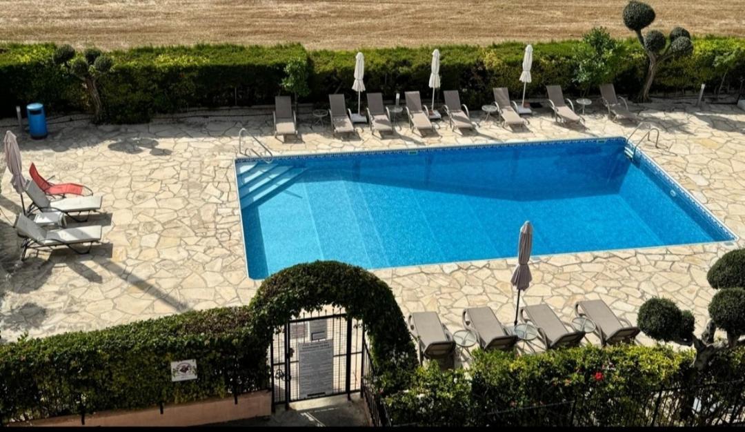 Two Bedroom Apartment With Pool Paphos Exteriör bild